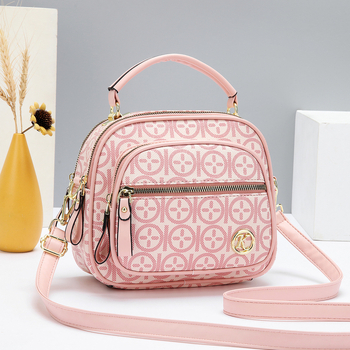 PU crossbody soma, PU materiāls, rāvējslēdzējs, horizontāla kvadrāta forma, iekšējā šuvju kabata ar sendviča konstrukciju, PU oderējums