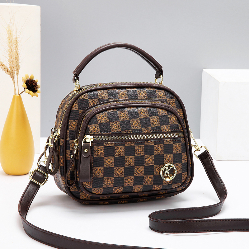 PU crossbody soma, PU materiāls, rāvējslēdzējs, horizontāla kvadrāta forma, iekšējā šuvju kabata ar sendviča konstrukciju, PU oderējums