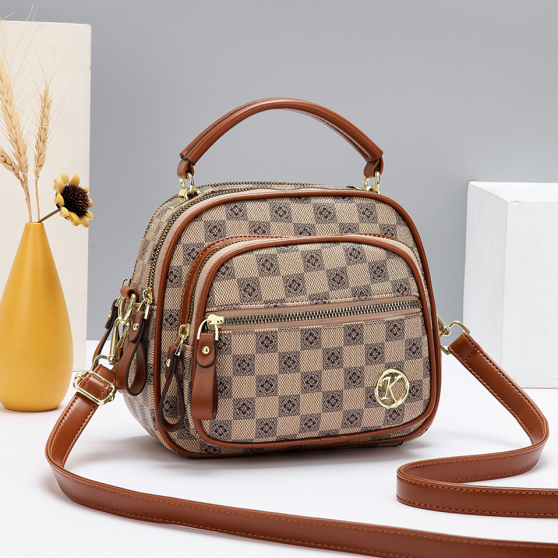 PU crossbody soma, PU materiāls, rāvējslēdzējs, horizontāla kvadrāta forma, iekšējā šuvju kabata ar sendviča konstrukciju, PU oderējums