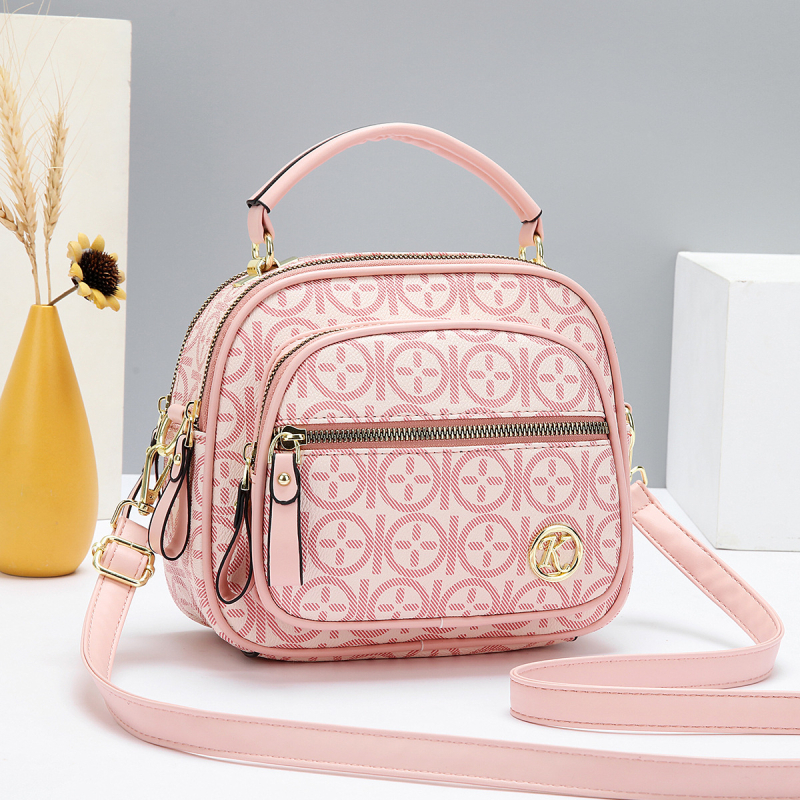 PU crossbody soma, PU materiāls, rāvējslēdzējs, horizontāla kvadrāta forma, iekšējā šuvju kabata ar sendviča konstrukciju, PU oderējums