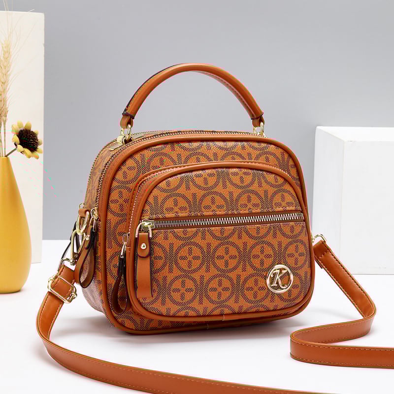 PU crossbody soma, PU materiāls, rāvējslēdzējs, horizontāla kvadrāta forma, iekšējā šuvju kabata ar sendviča konstrukciju, PU oderējums