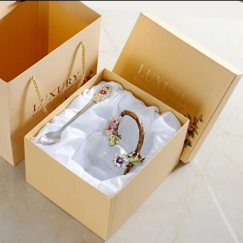 Arbatos puodelis su rankenėle, atsparus karščiui stiklas, rankų dažytas ir elektroplatuotas, dovanos dėžutė