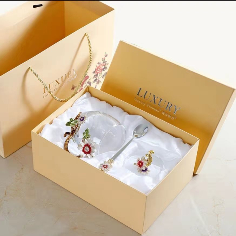 Arbatos puodelis su rankenėle, atsparus karščiui stiklas, rankų dažytas ir elektroplatuotas, dovanos dėžutė