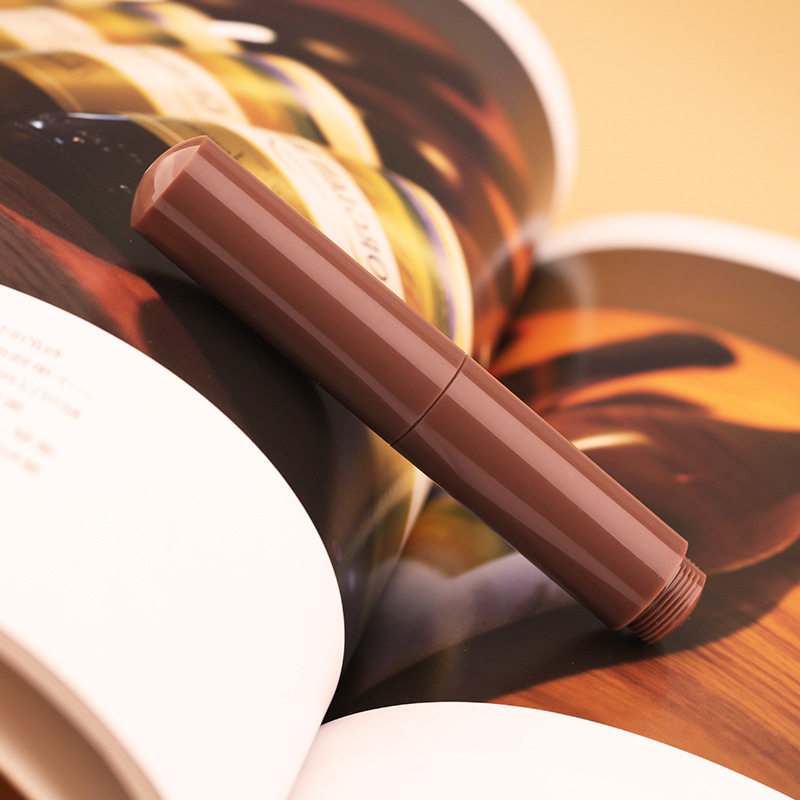 Master φοντάν πένα με ακρυλικό περίβλημα, σύστημα τροφοδοσίας μελανιού με δοχείο, ακροφύσιο ιριδίου, μοντέλο Pill, σχεδίαση για τσέπη, σκληρή συσκευασία από χαρτόνι