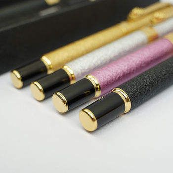 Eternal plunksninis rašiklis rinkinys su trim dalių dovanojimo dėžutėje — metalinis korpusas, rašalo tiekimo sistema su kasete ir sugerikliu, metalinis antgalis, logotipo spauda įmanoma