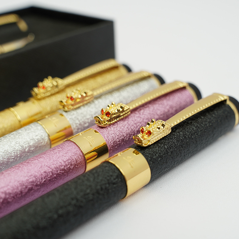 Eternal plunksninis rašiklis rinkinys su trim dalių dovanojimo dėžutėje — metalinis korpusas, rašalo tiekimo sistema su kasete ir sugerikliu, metalinis antgalis, logotipo spauda įmanoma