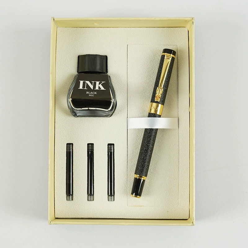 Eternal plunksninis rašiklis rinkinys su trim dalių dovanojimo dėžutėje — metalinis korpusas, rašalo tiekimo sistema su kasete ir sugerikliu, metalinis antgalis, logotipo spauda įmanoma