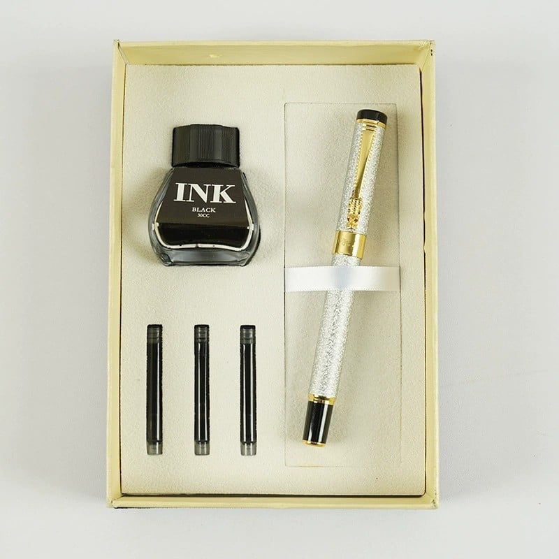 Eternal plunksninis rašiklis rinkinys su trim dalių dovanojimo dėžutėje — metalinis korpusas, rašalo tiekimo sistema su kasete ir sugerikliu, metalinis antgalis, logotipo spauda įmanoma