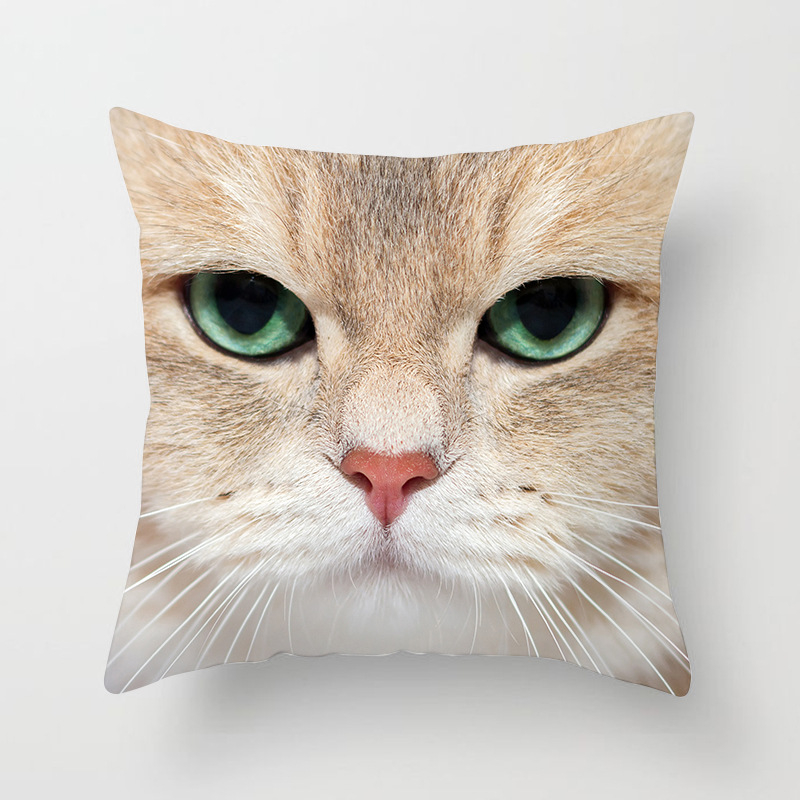 Spilvens pārvalks no velūra ar kaķa motīvu – karikatūru raksts, nordiskais stils, dzīvojamā istaba