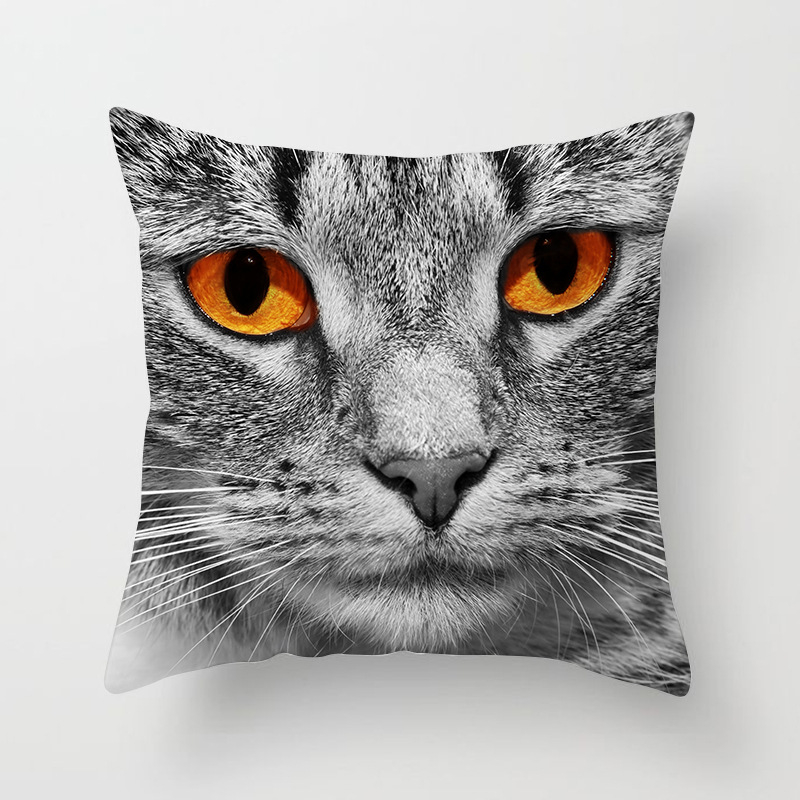 Spilvens pārvalks no velūra ar kaķa motīvu – karikatūru raksts, nordiskais stils, dzīvojamā istaba