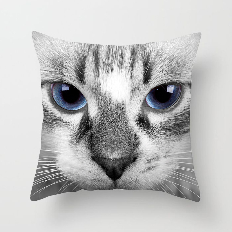 Spilvens pārvalks no velūra ar kaķa motīvu – karikatūru raksts, nordiskais stils, dzīvojamā istaba