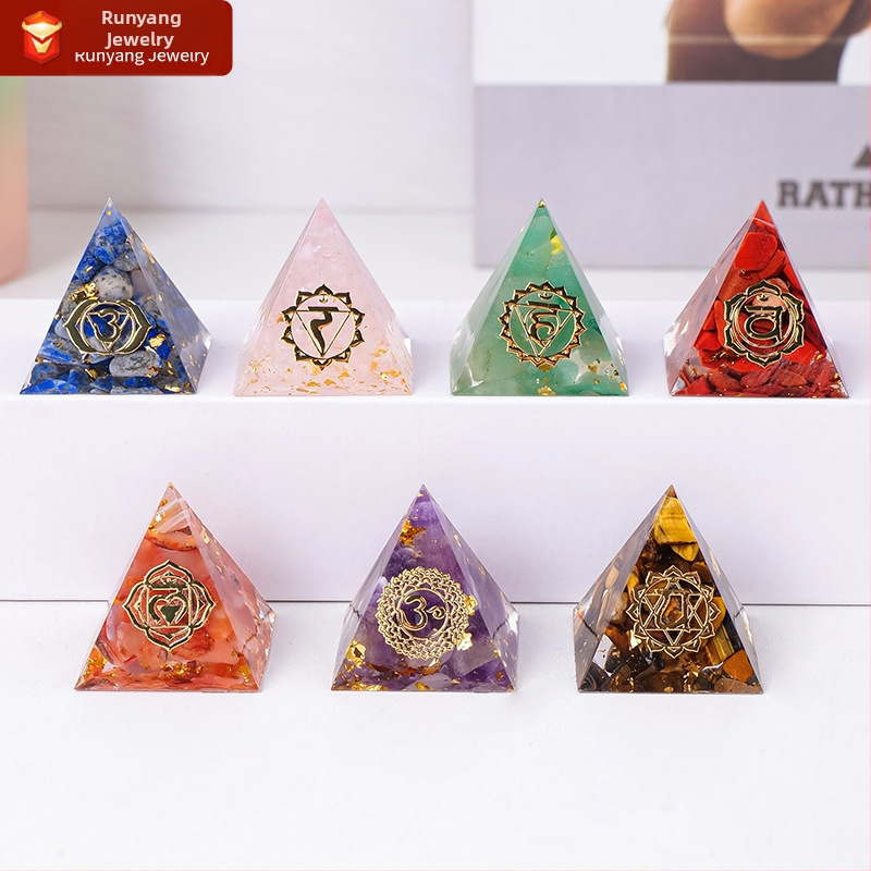 Πύργος ενέργειας από κρύσταλλο — γεωμετρικό σχήμα, μοντέρνος μινιμαλιστικός σχεδιασμός, συσκευασία σε κουτί δώρου, έτοιμο για δώρο