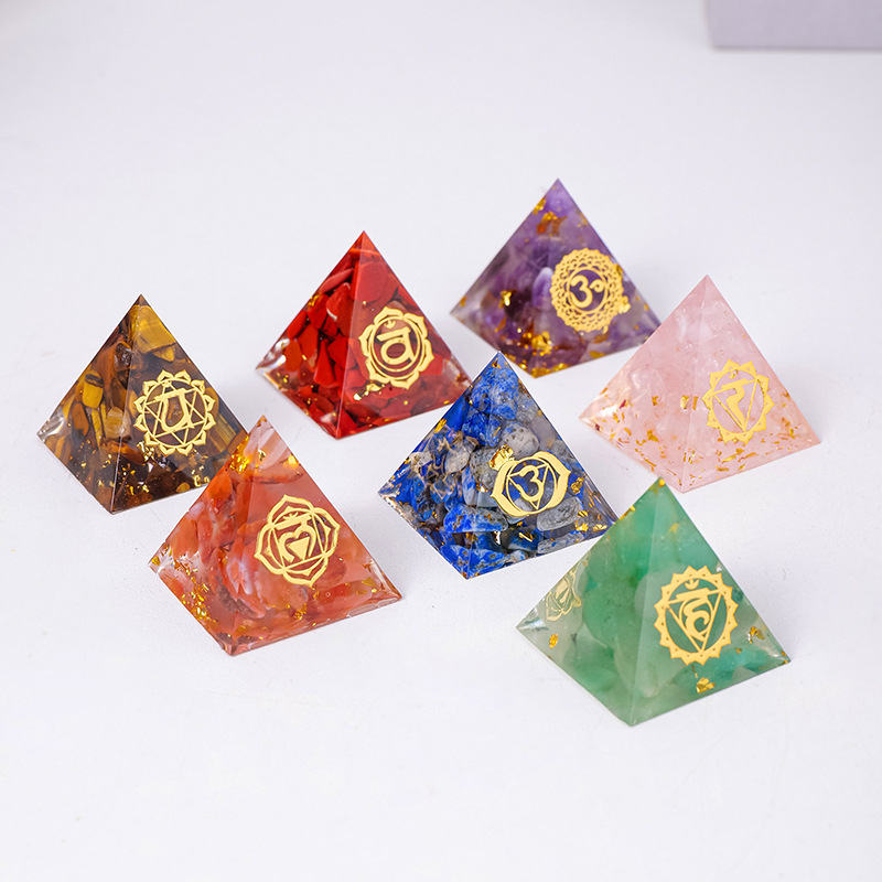 Πύργος ενέργειας από κρύσταλλο — γεωμετρικό σχήμα, μοντέρνος μινιμαλιστικός σχεδιασμός, συσκευασία σε κουτί δώρου, έτοιμο για δώρο