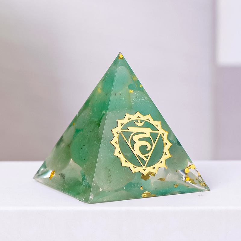 Πύργος ενέργειας από κρύσταλλο — γεωμετρικό σχήμα, μοντέρνος μινιμαλιστικός σχεδιασμός, συσκευασία σε κουτί δώρου, έτοιμο για δώρο