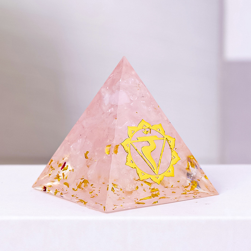 Πύργος ενέργειας από κρύσταλλο — γεωμετρικό σχήμα, μοντέρνος μινιμαλιστικός σχεδιασμός, συσκευασία σε κουτί δώρου, έτοιμο για δώρο