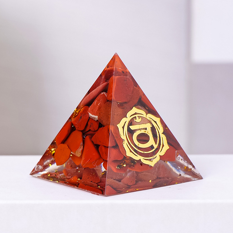 Πύργος ενέργειας από κρύσταλλο — γεωμετρικό σχήμα, μοντέρνος μινιμαλιστικός σχεδιασμός, συσκευασία σε κουτί δώρου, έτοιμο για δώρο