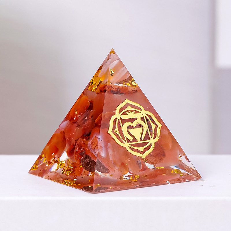 Πύργος ενέργειας από κρύσταλλο — γεωμετρικό σχήμα, μοντέρνος μινιμαλιστικός σχεδιασμός, συσκευασία σε κουτί δώρου, έτοιμο για δώρο