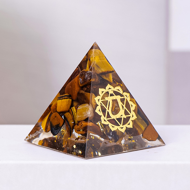 Πύργος ενέργειας από κρύσταλλο — γεωμετρικό σχήμα, μοντέρνος μινιμαλιστικός σχεδιασμός, συσκευασία σε κουτί δώρου, έτοιμο για δώρο