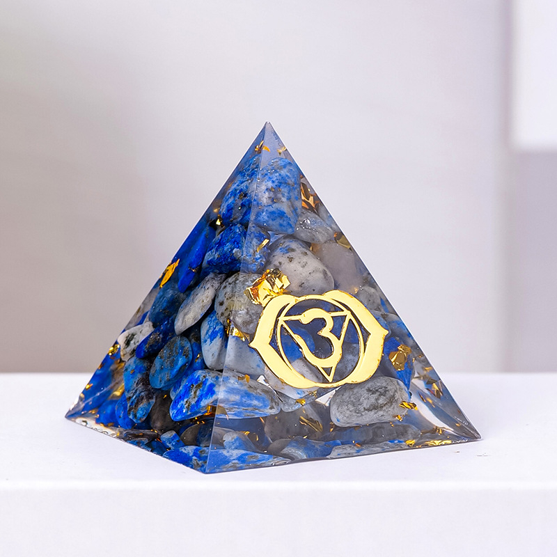 Πύργος ενέργειας από κρύσταλλο — γεωμετρικό σχήμα, μοντέρνος μινιμαλιστικός σχεδιασμός, συσκευασία σε κουτί δώρου, έτοιμο για δώρο