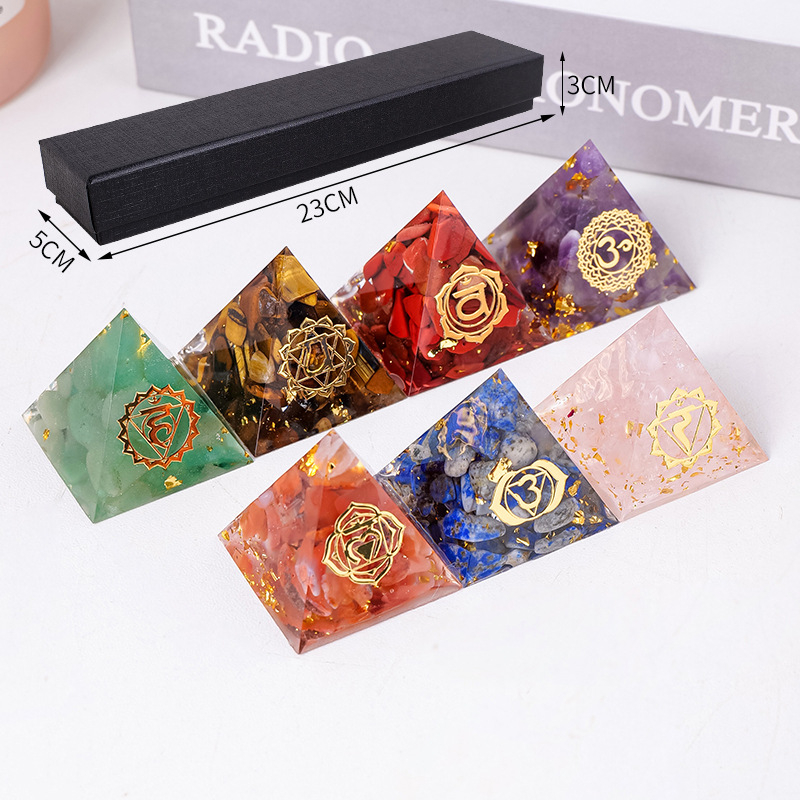 Πύργος ενέργειας από κρύσταλλο — γεωμετρικό σχήμα, μοντέρνος μινιμαλιστικός σχεδιασμός, συσκευασία σε κουτί δώρου, έτοιμο για δώρο