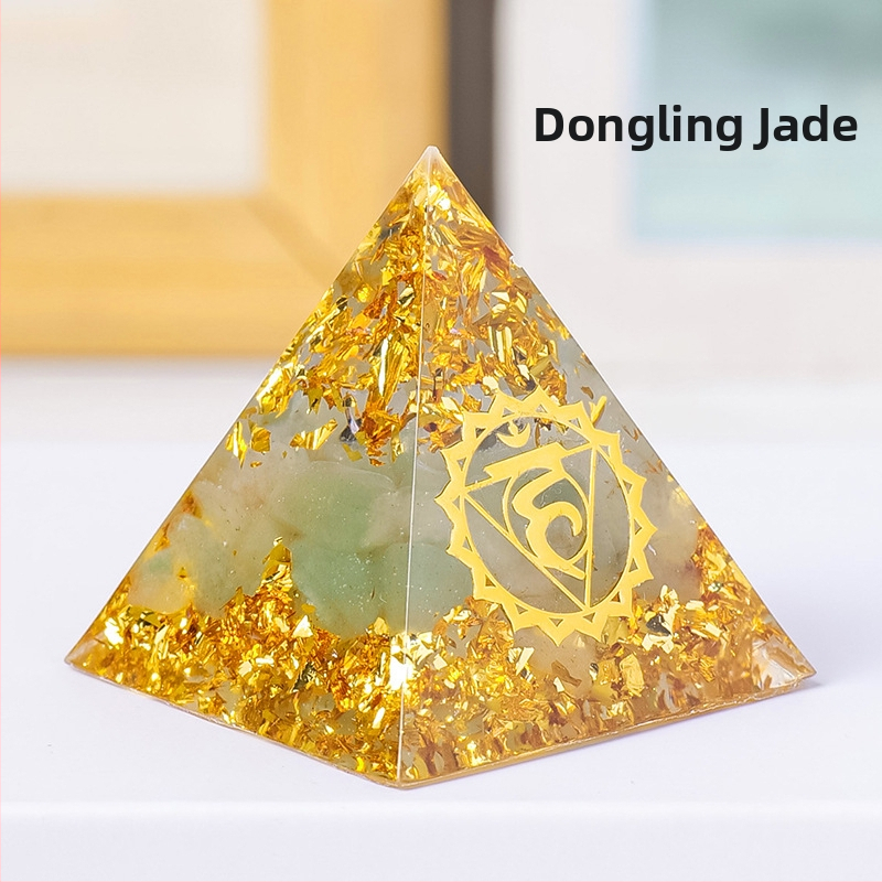 Πύργος ενέργειας από κρύσταλλο — γεωμετρικό σχήμα, μοντέρνος μινιμαλιστικός σχεδιασμός, συσκευασία σε κουτί δώρου, έτοιμο για δώρο