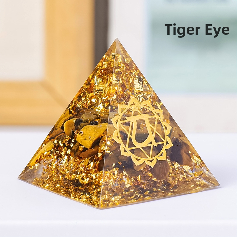 Πύργος ενέργειας από κρύσταλλο — γεωμετρικό σχήμα, μοντέρνος μινιμαλιστικός σχεδιασμός, συσκευασία σε κουτί δώρου, έτοιμο για δώρο