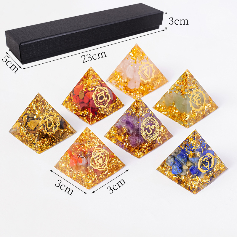 Πύργος ενέργειας από κρύσταλλο — γεωμετρικό σχήμα, μοντέρνος μινιμαλιστικός σχεδιασμός, συσκευασία σε κουτί δώρου, έτοιμο για δώρο