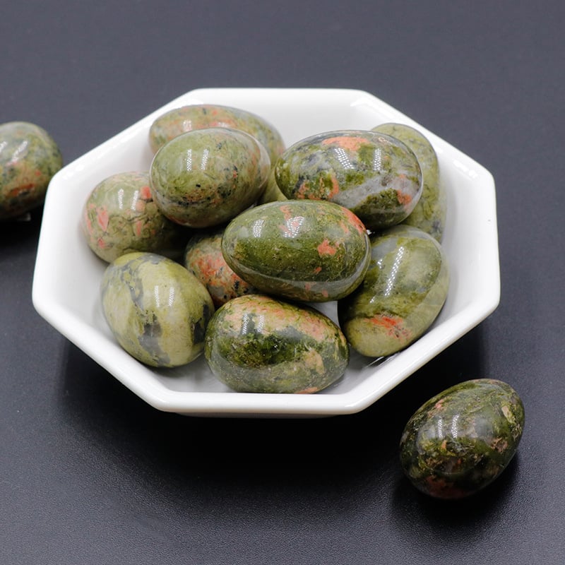 Яйцевидна нефритена висулка, естествен камък, шлайфано и полирано, персонализиран дизайн