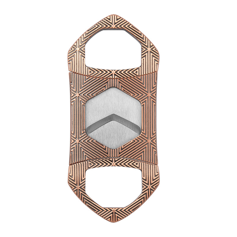 Κοπτήρας πούρων με διπλό κόφτη, εξάγωνη λεπίδα, φορητός μεταλλικός σχεδιασμός (Υλικό: Μέταλλο; Λεπίδα: Κράμα Ψευδαργύρου + Ανοξείδωτο Ατσάλι; Επιφάνεια: Ηλεκτροπλακίωση; Χειροκίνητο: Ναι)