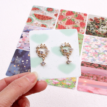 Komi auskarų ekspozicinė kortelė su 400 g vario plokštele, spalvotas spausdinimas, juvelyriniai dirbiniai