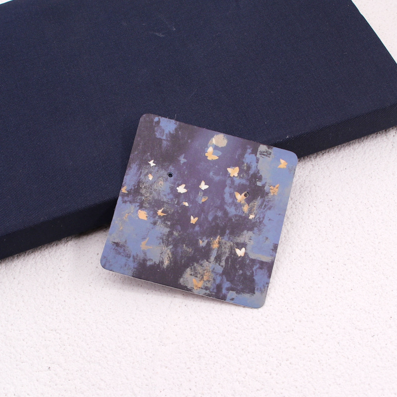 Komi auskarų ekspozicinė kortelė su 400 g vario plokštele, spalvotas spausdinimas, juvelyriniai dirbiniai