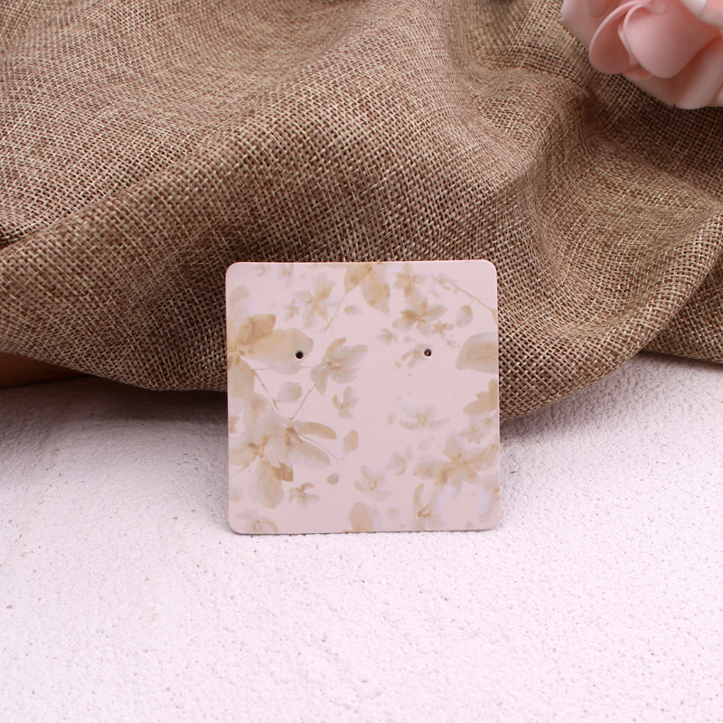 Komi auskarų ekspozicinė kortelė su 400 g vario plokštele, spalvotas spausdinimas, juvelyriniai dirbiniai