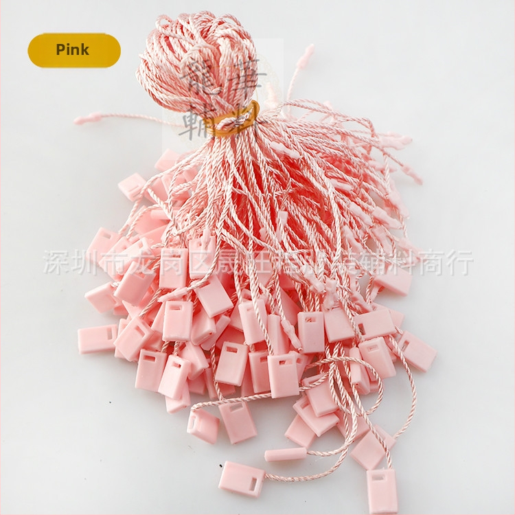 Връзка за етикети за облекло с квадратни висулки, полиестерна нишка и пластмасово копче — многократно използваща се и персонализируема