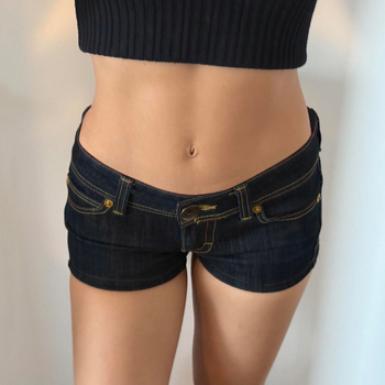 Džinsiniai šortai su žemu juosmeniu, trumpas hot pants ilgis, 70–80% medvilnė, koliažo siuvimas, gatvės hipster stilius