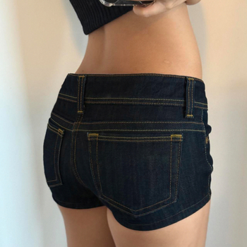 Džinsiniai šortai su žemu juosmeniu, trumpas hot pants ilgis, 70–80% medvilnė, koliažo siuvimas, gatvės hipster stilius