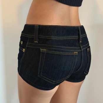 Džinsiniai šortai su žemu juosmeniu, trumpas hot pants ilgis, 70–80% medvilnė, koliažo siuvimas, gatvės hipster stilius