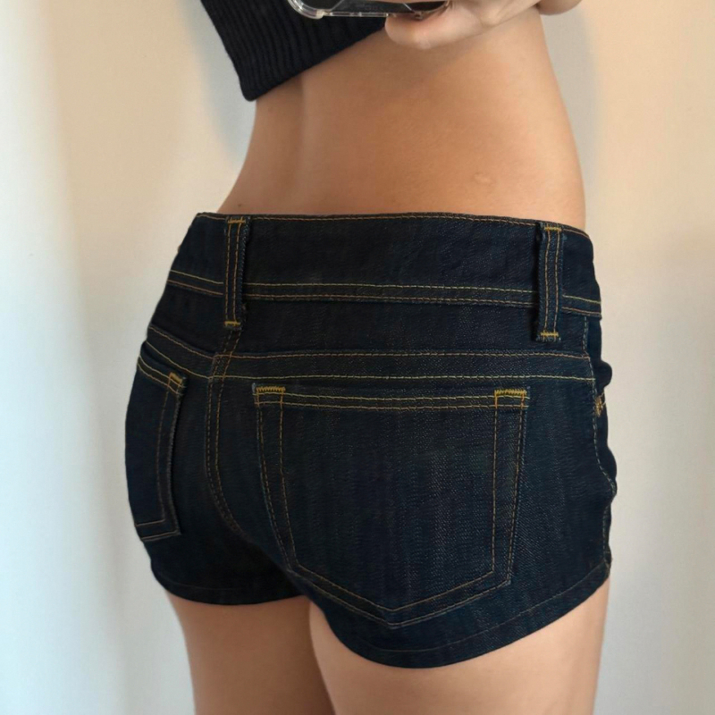 Džinsiniai šortai su žemu juosmeniu, trumpas hot pants ilgis, 70–80% medvilnė, koliažo siuvimas, gatvės hipster stilius