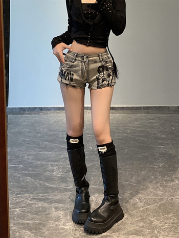 Moteriški džinsiniai šortai, aukštas liemuo, trijų ketvirčių ilgis, retro spaudiniai dizainas, laisvas kirpimas, mikroelastinis medvilnės-poliesterio mišinys