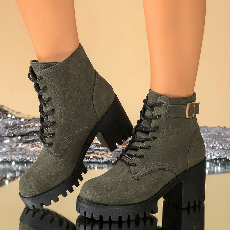 Női Martin bakancs, fűzővel, kerek orrú, 6–8 cm magas vastag sarok, PU felsőrész, gumi talp