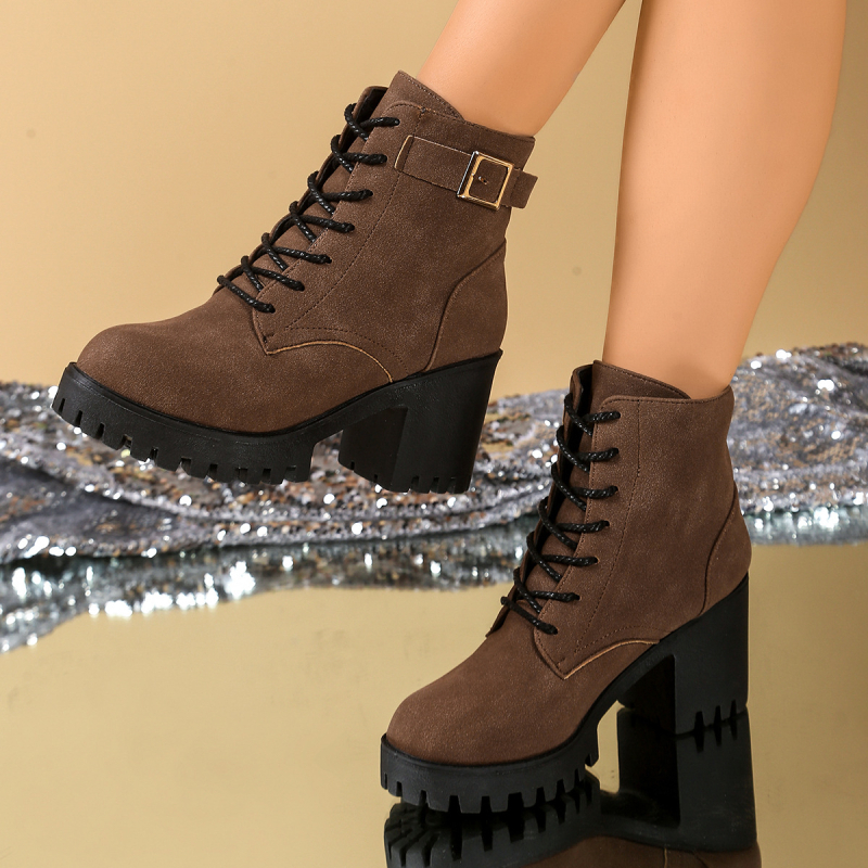 Női Martin bakancs, fűzővel, kerek orrú, 6–8 cm magas vastag sarok, PU felsőrész, gumi talp