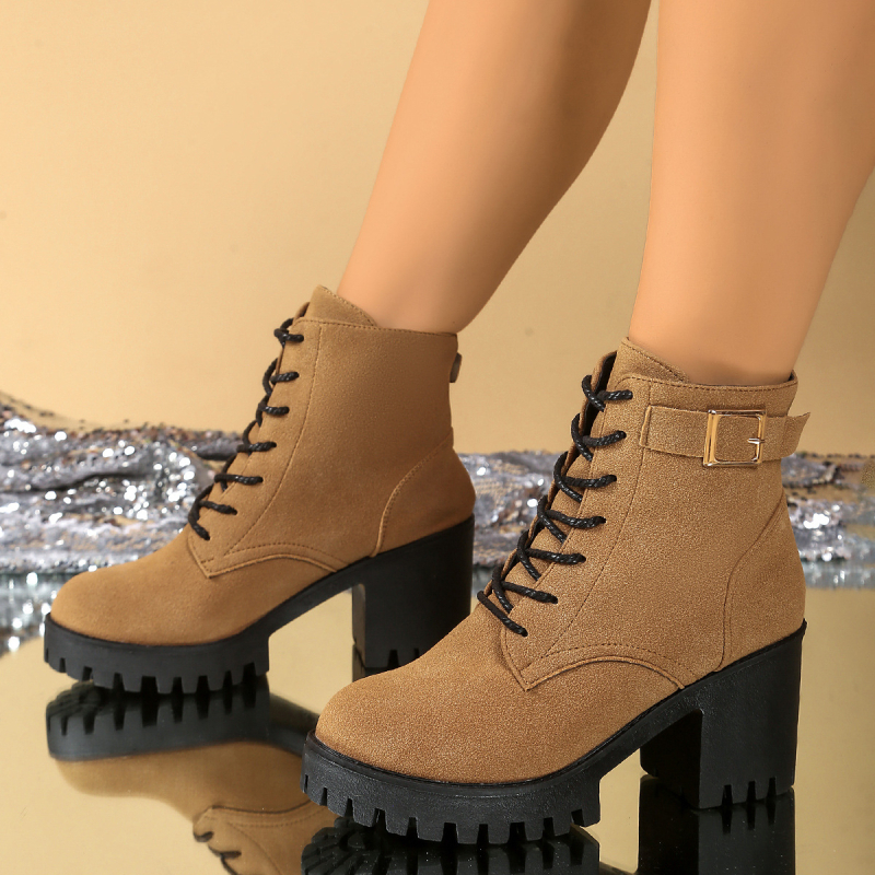 Női Martin bakancs, fűzővel, kerek orrú, 6–8 cm magas vastag sarok, PU felsőrész, gumi talp