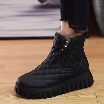 Női téli divatcsizma oldalsó cipzárral, kerek orrú, evázott sarkú 3–5 cm, PU felsőrész, gumitalp, műszőrme bélés