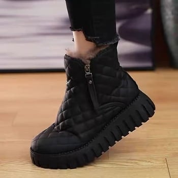 Női téli divatcsizma oldalsó cipzárral, kerek orrú, evázott sarkú 3–5 cm, PU felsőrész, gumitalp, műszőrme bélés