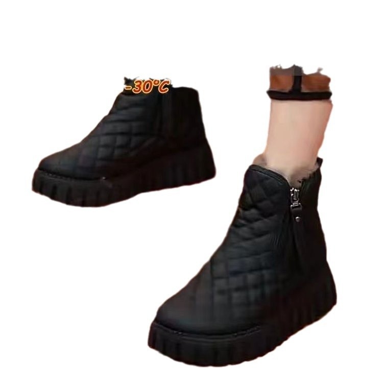 Női téli divatcsizma oldalsó cipzárral, kerek orrú, evázott sarkú 3–5 cm, PU felsőrész, gumitalp, műszőrme bélés
