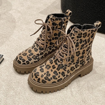 Leopárd mintás csizma – fűzős, PU felsőrész, gumi talp, középmagas sarok 3–5 cm