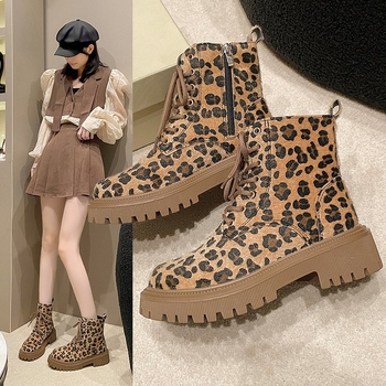 Leopárd mintás csizma – fűzős, PU felsőrész, gumi talp, középmagas sarok 3–5 cm