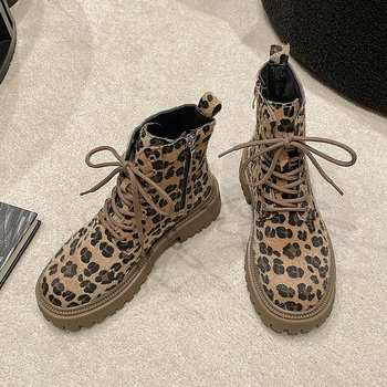 Leopárd mintás csizma – fűzős, PU felsőrész, gumi talp, középmagas sarok 3–5 cm