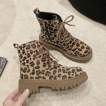 Leopárd mintás csizma – fűzős, PU felsőrész, gumi talp, középmagas sarok 3–5 cm
