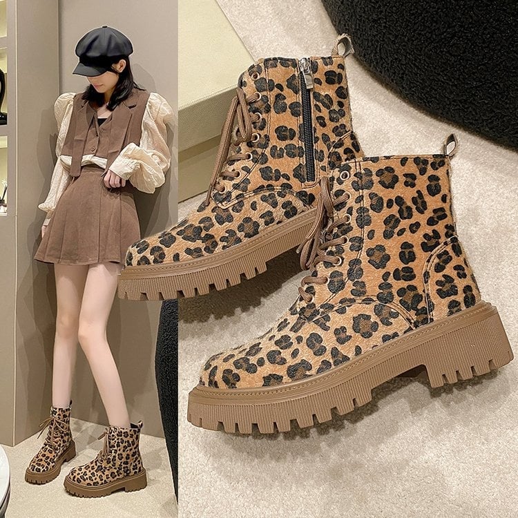 Leopárd mintás csizma – fűzős, PU felsőrész, gumi talp, középmagas sarok 3–5 cm