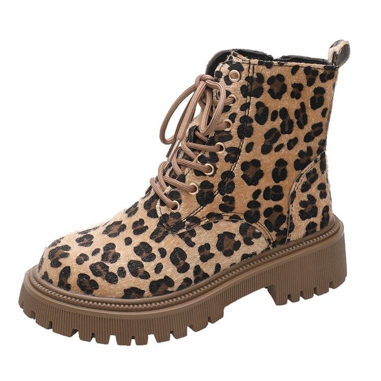 Leopárd mintás csizma – fűzős, PU felsőrész, gumi talp, középmagas sarok 3–5 cm